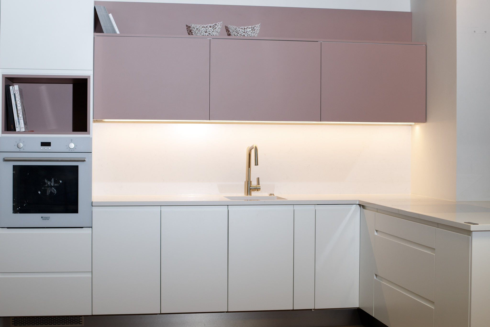 Valge köök modernses stiilis